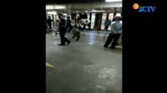 Aksi pengeroyokan ini bahkan disaksikan oleh pengunjung dan petugas keamanan sebuah Mal di kawasan Cibubur, Jakarta Timur.