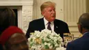 Presiden AS, Donald Trump menggelar acara buka puasa bersama di Ruang Makan Negara di Gedung Putih, Senin (13/5/2019). Acara buka puasa bersama di Gedung Putih merupakan sebuah tradisi selama dua dekade terakhir, bersama dengan acara-acara serupa lainnya. (REUTERS/Leah Millis)