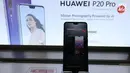 Ponsel Huawei P20 Pro terlihat saat peluncuran di Jakarta, Kamis (28/6). Huawei P20 Pro resmi dipasarkan dan dibanderol seharga Rp 11.999.000 di Indonesia. (Liputan6.com/Angga Yuniar)