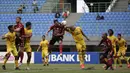 Gelandang Bali United, Paulo Sergio, berebut bola dengan bek Bhayangkara FC, Anderson Salles, pada laga Shopee Liga 1 di Stadion Patriot Chandrabhaga, Bekasi, Jumat (13/9). Bhayangkara bermain imbang 0-0 atas Bali United. (Bola.com/Yoppy Renato)