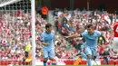 Penyerang Manchester City, Sergio Aguero (kanan), merayakan golnya saat melawan Arsenal dalam laga lanjutan Liga Primer Inggris di Stadion Emirates, London, (13/9/2014). (REUTERS/Eddie Keogh)