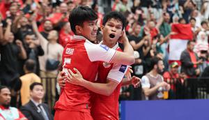 Pemain Timnas Futsal Indonesia, Ardiansyah Nur (kanan) merayakan gol bersama Israr Megantara dalam laga final Piala Asia Futsal 2026 melawan Iran yang berlangsung di Indonesia Arena, Senayan, Jakarta, Sabtu (07/02/2026). (Bola.com/Bagaskara Lazuardi)