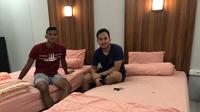 Kiper Sriwijaya FC, Teja Paku Alam (kiri) dan Rangga Pratama. (Bola.com/Riskha Prasetya)