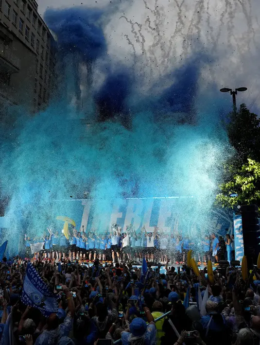 <p>Jalanan Kota Manchester menjadi biru langit sesuai dengan warna kebesaran mereka. (AP Photo/Jon Super)</p>