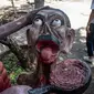 Patung-patung menggambarkan nasib orang-orang yang melakukan perbuatan buruk di sebuah taman yang menggambarkan neraka versi Buddha di kuil Wat Saeng Suk di provinsi pesisir Thailand, Chonburi (9/7/2020). (AFP/Lillian Suwanrumpha)