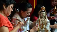 Jelang Imlek, Patung Dewa Dewi Vihara Dhanagun Bogor Dimandikan