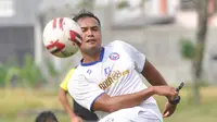 Asisten pelatih Arema FC, Charis Yulianto. (Bola.com/Iwan Setiawan)