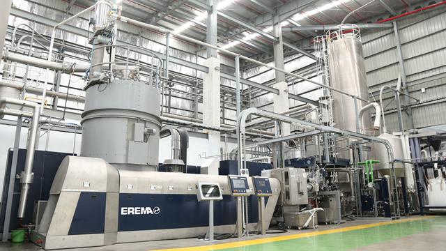 Pabrik daur ulang botol plastik PET.