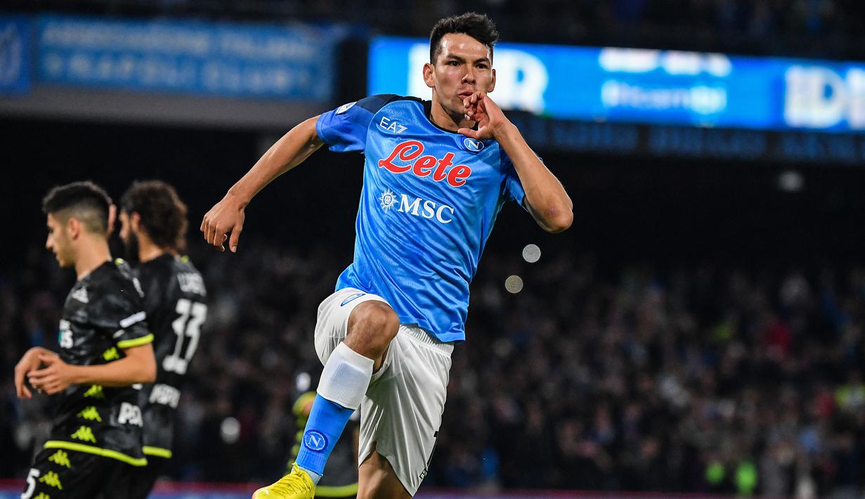 Selebrasi striker Napoli, Hirving Lozano setelah mencetak gol ke gawang Empoli dalam laga Serie A Liga Italia 2022/2023 di Diego-Maradona Stadium, Naples (8/11/2022). Pemain Meksiko berusia 27 tahun yang mulai membela Napoli sejak awal musim 2019/2020 ini tercatat pernah membawa PSV Eindhoven menjuarai Eredivisie pada musim 2017/2018. (AFP/Tiziana Fabi)