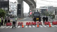 Petugas Polisi dan Dishub menyekat ruas Jalan Simatupang mengarah ke Fatmawati, Jakarta, Sabtu (10/7/2021). Penambahan titik penyekatan jalan seperti ruas Jalan Simatupang, Jalan Antasari, dan Jalan Raya Cijantung untuk mempertegas bahwa Jakarta masih masa PPKM Darurat. (Liputan6.com/Faizal Fanani)