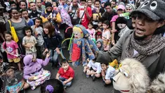 Gerakan Para Pendongeng untuk Kemanusiaan (GePPuK) menggelar aksi mendongeng saat Car Free Day di Bundaran HI, Jakarta, Minggu (5/6). Kampanye ini agar anak bisa menghindari kemungkinan kejahatan seksual terhadap diri mereka. (Liputan6.com/Faizal Fanani)