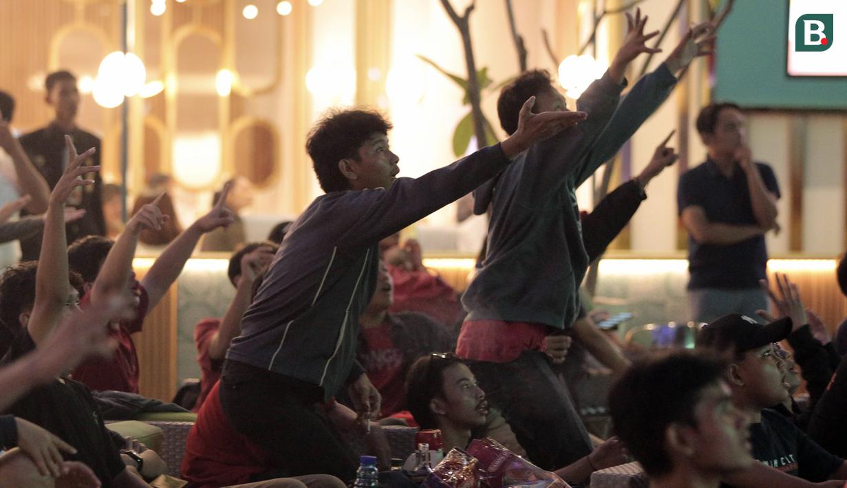 Ekspresi pendukung Timnas Indonesia U-17 saat menghadiri acara nonton bareng Piala Dunia U-17 2023 di Avenue of The Stars Lippo Mall Kemang, Jakarta, Jumat (10/11/2023). (Bola.com/Adine Wirya)