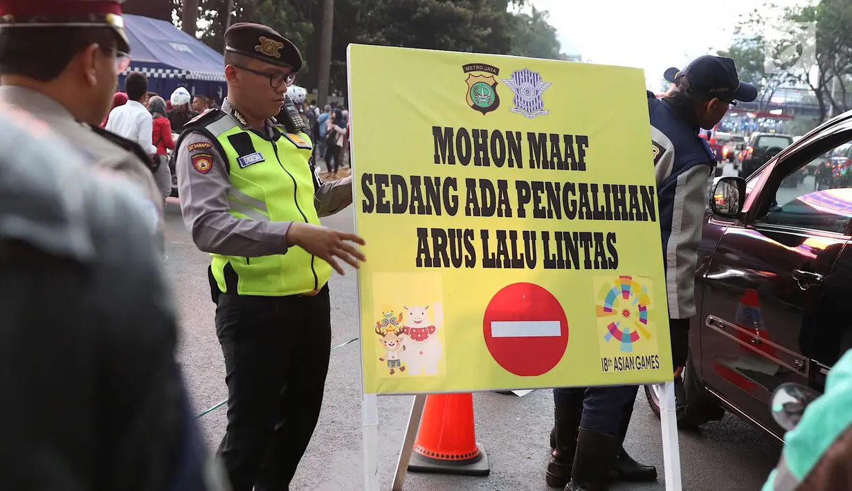 Polisi dan Dishub mengatur lalu lintas di Senayan, Jakarta, Minggu (2/9). Untuk meminimalisasi kemacetan jelang penutupan Asian Games 2018, rekayasa lalu lintas dilakukan di sejumlah ruas jalan dari dan menuji Senayan. (Liputan6.com/Immanuel Antonius)
