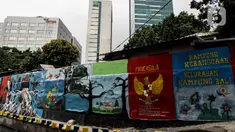 Mural menghiasi Kampung Unggulan, Tanah abang, Jakarta, Selasa (6/12/2022). Pembuatan mural sepanjang 100 meter di kampung unggulan tersebut sudah dilakukan awal november 2022 dan program dari Pemerintah Provinsi DKI Jakarta. (Liputan6.com/Johan Tallo)