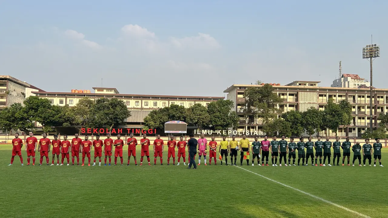 Tim sepak bola asal Kota Kinabalu, Sabah, Malaysia, menjalani partai persahabatan internasional melawan Inkracht Sakti FC di PTIK Sport Stadium, Jakarta Selatan, Sabtu (11/7/2026).