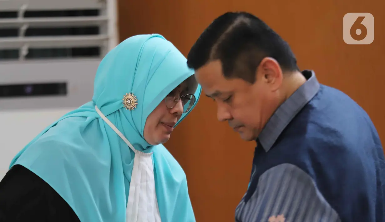 Terdakwa Irjen Napoleon Bonaparte berbincang dengan kuasa hukum saat menjalani sidang lanjutan dengan kasus dugaan penganiyaan terhadap M Kece di Pengadilan Negeri (PN) Jakarta Selatan, Kamis (23/6/2022). Sidang yang beragendakan pemeriksaan saksi ini menghadirkan M Kece sebagai saksi pelapor. (Liputan6.com/Herman Zakharia)
