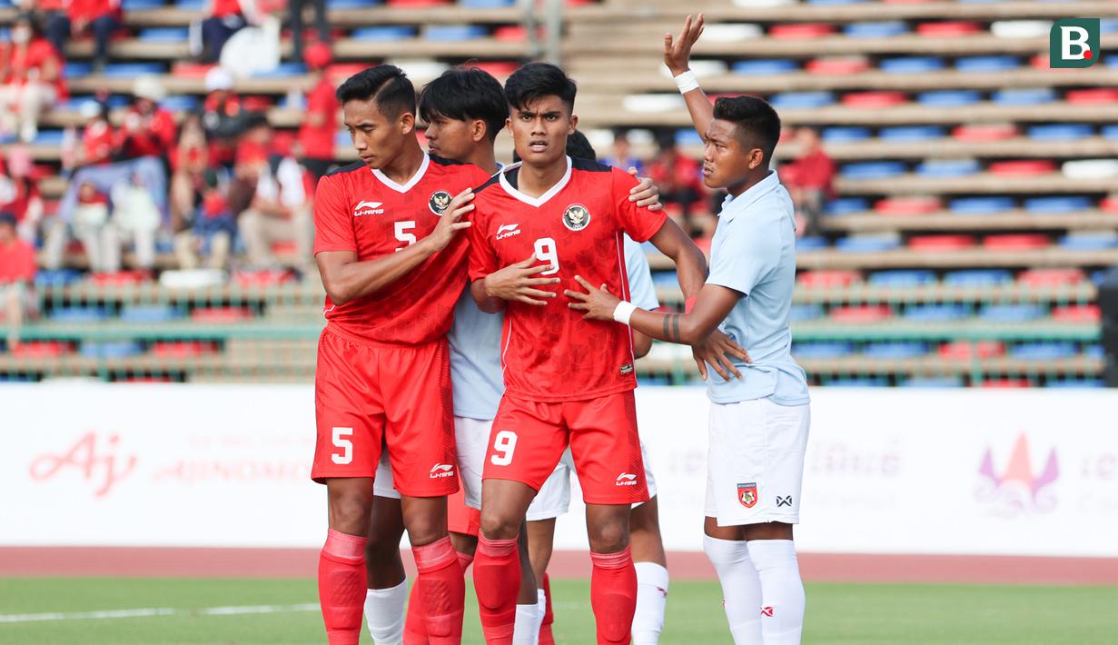 <p>Dua pemain Timnas Indonesia U-22, Rizky Ridho Ramadhani (kiri) dan Ramadhan Sananta ditempel ketat pemain Myanmar saat terjadi sepak pojok pada laga kedua Grup A SEA Games 2023 di Olympic Stadium, Phnom Penh, Kamboja, Kamis (4/5/2023). (Bola.com/Abdul Aziz)</p>