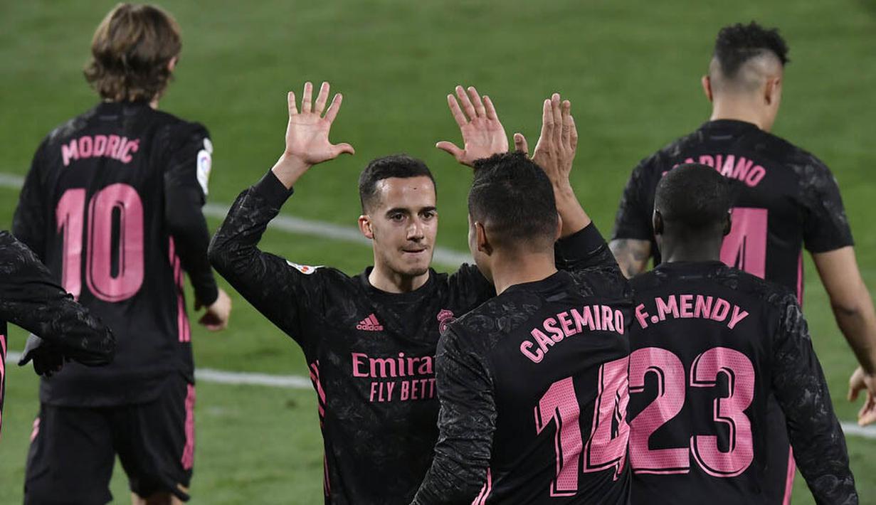 Pemain Real Madrid, Casemiro dan Lucas Vazquez, merayakan gol ke gawang Real Valladolid pada laga Liga Spanyol di Stadion Jose Zorrila, Minggu (21/2/2021). Real Madrid menang dengan skor 1-0. (AP/Alvaro Barrientos)