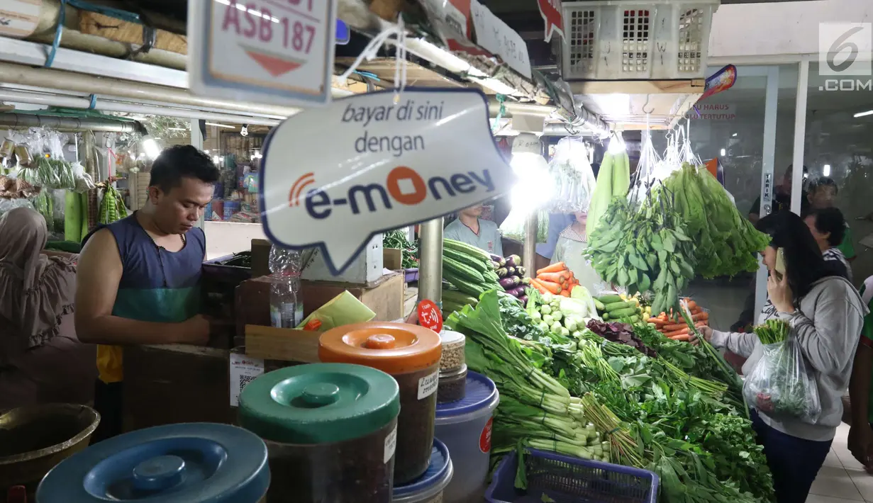 Suasana transaksi jual beli di PD Pasar Jaya  Mayestik, Jakarta, Rabu (4/4). Bank Mandiri bersinergi dengan PD. Pasar Jaya mengimplementasi transaksi nontunai dengan menggunakan E-Money dan mesin Q Cash. (Liputan6.com/Angga Yuniar)