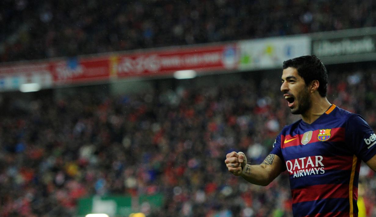 Selebrasi Luis Suarez setelah mencetak gol ketiga Barcelona ke gawang Sporting Gijon dalam lanjutan La Liga di Stadion El Municipal Molinon, Gijon, Kamis (18/2/2/2016) dini hari WIB. (AFP/Miguel Riopa)