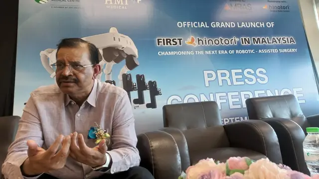 Dr. Sevellaraja Supermaniam saat diwawancarai di Mahkota Medical Centre, Melaka