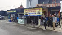 Lokasi penusukan yang dilakukan oknum bank keliling di warung soto RW1, Kelurahan/Kecamatan Sukmajaya, Kota Depok. (Liputan6.com/Dicky Agung Prihanto)