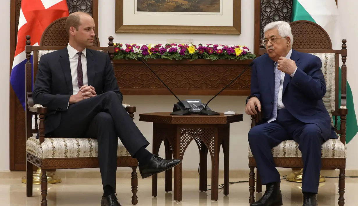<p>Pangeran William dari Inggris berbincang dengan Presiden Palestina Mahmud Abbas di Tepi Barat Kota Ramallah, (27/6). Pada kunjungannya, Pangeran William mengharapkan perdamaian abadi di Timur Tengah. (AFP PHOTO / Pool / Alaa Badarneh)</p>
