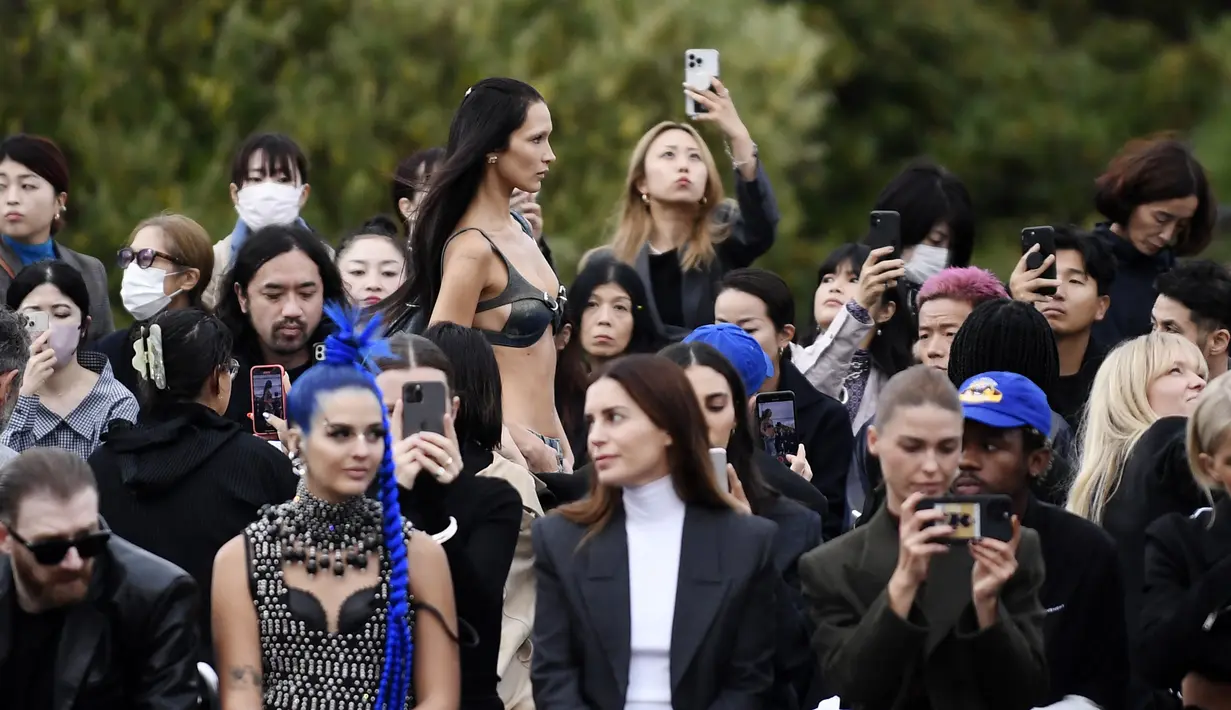 Bella Hadid mengenakan kreasi untuk koleksi busana ready-to-wear Spring/Summer 2023 dari Givenchy yang dipresentasikan selama Paris Fashion Week di Paris pada Minggu, 2 Oktober 2022. Tubuh Bella yang kencang ditampilkan sepenuhnya dalam tampilan yang bergaya. (AFP/Julien De Rosa)