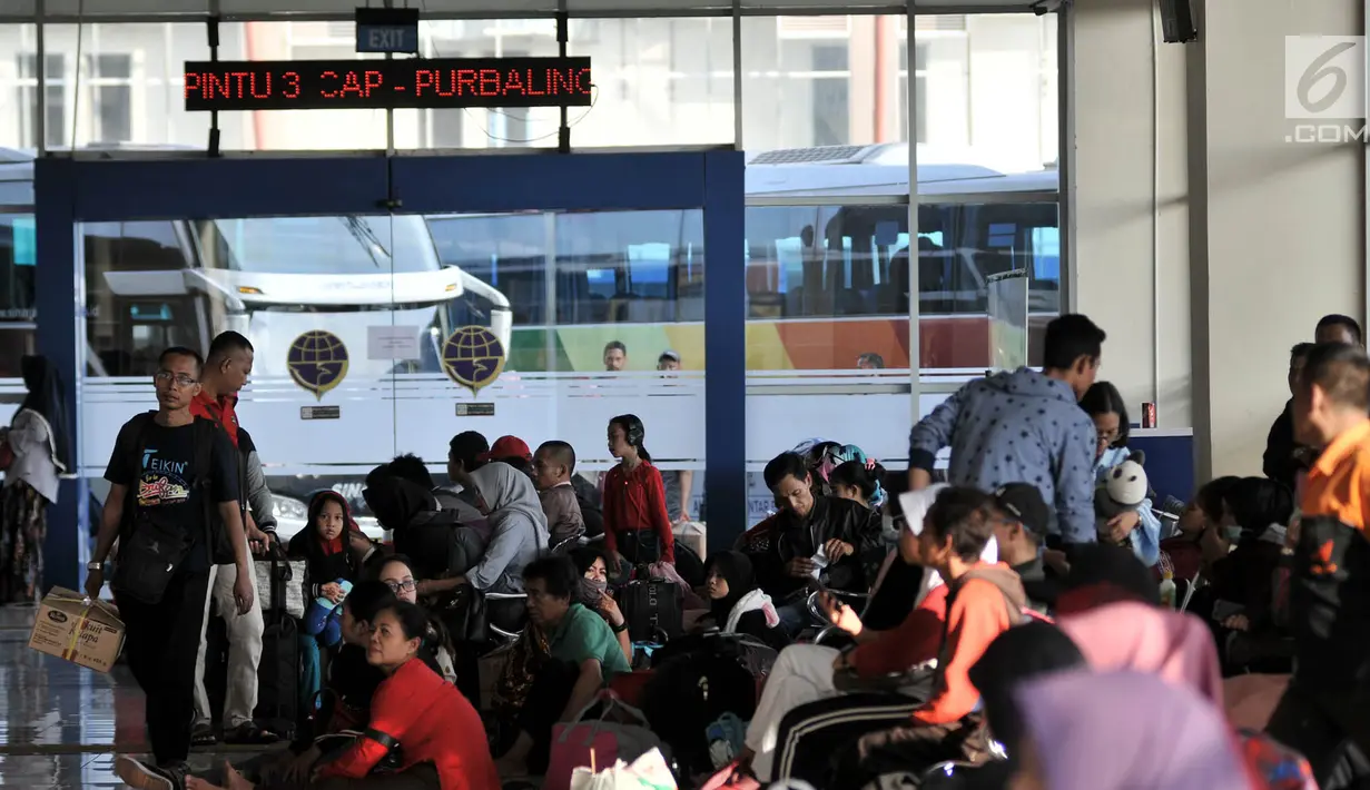 Pemudik menunggu keberangkatan bus di Terminal Pulogebang, Jakarta, Selasa (28/5/2019). Memasuki H-8 Lebaran, tercatat hingga sore ini jumlah penumpang yang akan berangkat dari Terminal Pulogebang menuju kota di Jawa Tengah, Barat, Timur, dan Sumatera 4.488 orang. (merdeka.com/Iqbal S. Nugroho)