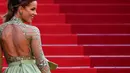 Pakaian itu juga menampilkan beberapa hiasan ruby ​​sementara Kate memasangkannya dengan rok hijau mengalir yang diikatkan di pinggangnya dengan busur. (AFP/Valery Hache)