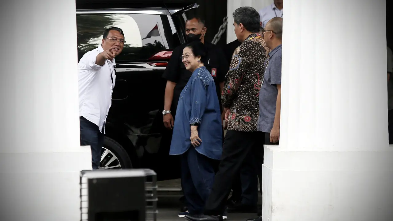 Presiden Kelima RI Megawati Soekarnoputri mengecek Museum Nasional atau Gajah di Jakarta Pusat, pasca kebakaran pada Sabtu 16 September 2023.