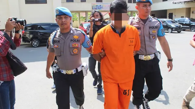 MZF (26) tengah digiring oleh petugas Polres Lhokseumawe (Liputan6.com/Rino Abonita)