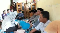 Dua sejoli korban main hakim sendiri warga Sukamulya, Cikupa Kabupaten Tangerang, karena dituduh mesum akhirnya menikah. (Liputan6.com/Pramita Tristiawati)
