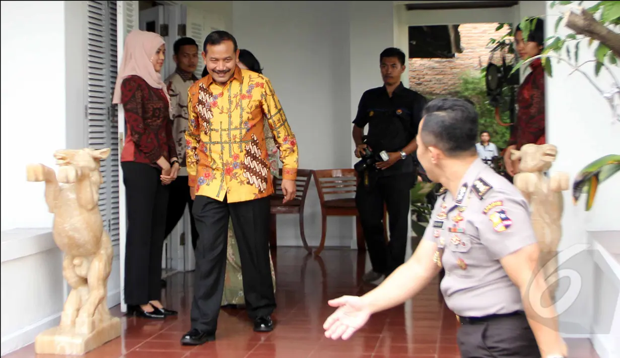 Wakapolri Badrodin Haiti tengah bersiap-siap jelang kedatangan Komisi III ke rumahnya di kawasan Jagakarsa, Jakarta, Rabu (15/4/2015). (Liputan6.com/Helmi Afandi)