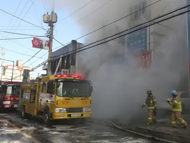 Petugas pemadam kebakaran berjibaku memadamkan kebakaran yang melanda rumah sakit Sejong, di Milyang, Korea Selatan,  Jumat (26/1). Setidaknya 31 orang tewas dan lebih dari 50 lainnya cedera dalam kebakaran maut tersebut. (Kim Dong-mi/Yonhap via AP)