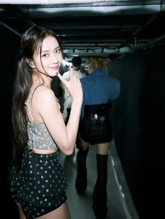 Di Macau, Jisoo tampil dengan atasan spaghetti strap motif love dipadukan short pants hitam bermotif. @sooyaaa_