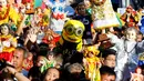 Balon udara Minion diatara patung simbol Bayi Yesus saat pemberkatan di Manila, Filipina (21/1). Pesta santa Nino merupakan pesta dan prosesi terbesar di Filipina. Pesta ini secara lokal dikenal sebagai Fiesta Señor. (AP Photo / Bullit Marquez)