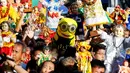 Balon udara Minion diatara patung simbol Bayi Yesus saat pemberkatan di Manila, Filipina (21/1). Pesta santa Nino merupakan pesta dan prosesi terbesar di Filipina. Pesta ini secara lokal dikenal sebagai Fiesta Señor. (AP Photo / Bullit Marquez)