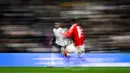 Pemain Tottenham Hotspur, Wilson Odobert (kiri) menggiring bola dibayangi pemain Nottingham Forest, Harry Toffolo dalam laga lanjutan Liga Inggris 2024/2025 di Tottenham Hotspur Stadium, London, Inggris, Selasa (22/04/2025). (AFP/Ben Stansall)