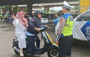 Satuan Lalu Lintas Polres Metro Jakarta Timur (Jaktim) menindak tegas pengendara melawan arus di Jalan DI Panjaitan, Jakarta Timur, Rabu (4/3/2026). (Antara)