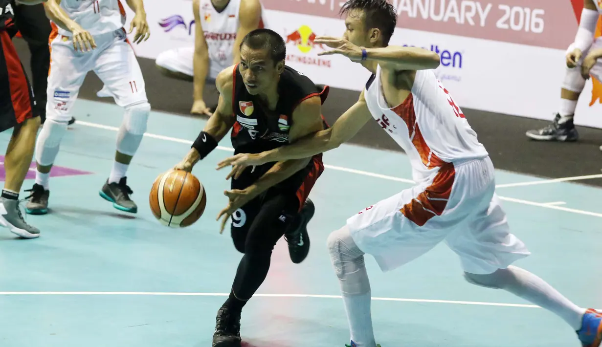 Pemain Hangtuah, Fadlan Minallah berusaha melewati pemain Garuda Bandung, Falcon pada lanjutan IBL Reguler Season 2015-2016 di Hall A Senayan, Jakarta, Selasa (12/1/2016). Garuda Bandung menang 67-62. (Bola.com/Nicklas Hanoatubun)