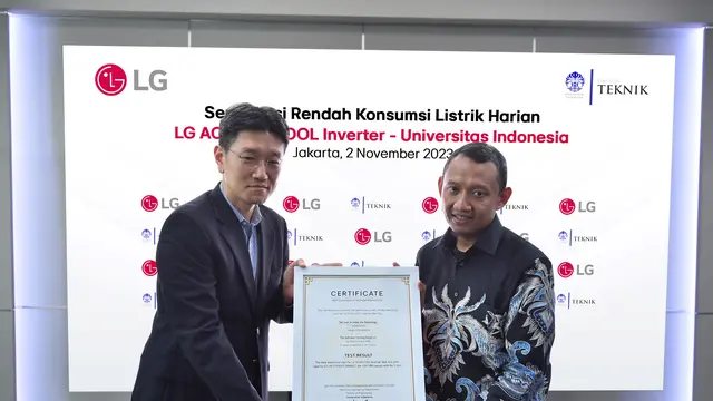 Mike Kim, Product Director of Air Solution at LG Electronics Indonesia bersama Dr.-Ing. Budi Sudiarto, S.T., M.T., Kepala UP2M DTE FTUI. Credit: LG Electronics Indonesia