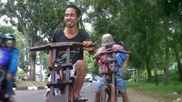 Sejumlah remaja Bengkulu mengembangkan sepeda kayu (Liputan6.com/Yuliardhi Hardjo Putro)