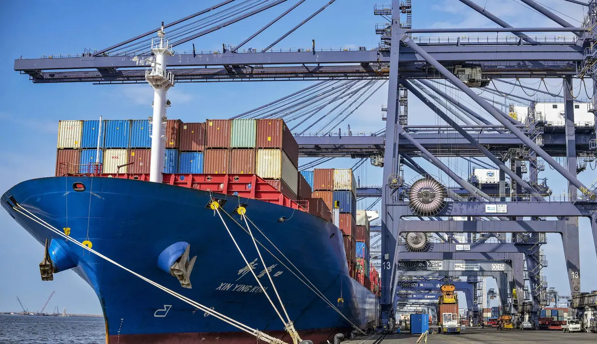 Sedikitnya 14 negara, termasuk Indonesia akan menghadapi tarif impor tinggi dari Amerika Serikat. Kebijakan ini mulai berlaku pada 1 Agustus 2025. (Bay ISMOYO/AFP)