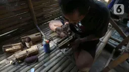 Perajin membuat kerajinan tas dari limbah bambu di Grand Depok City, Depok, Jawa Barat, Kamis (2/6/2022). Kerajinan berbahan dasar limbah bambu dijual dengan harga Rp 100 ribu - Rp 300 ribu per buah tergantung tingkat kesulitan. (Liputan6.com/Herman Zakharia)