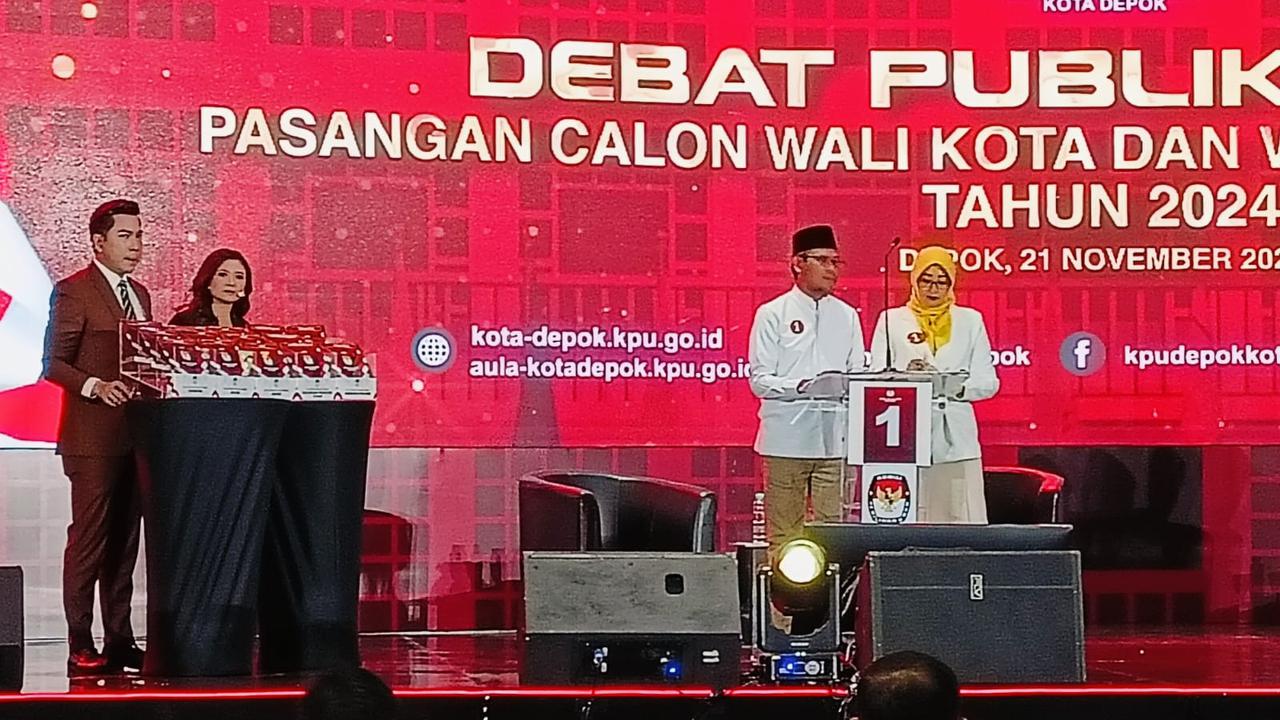Paslon nomor urut satu, Imam Budi Hartono dan Ririn Farabi Arafiq mengikuti debat ketiga Pilkada Depok 2024 di Gedung JGU, Depok. (Liputan6.com/Dicky Agung Prihanto)