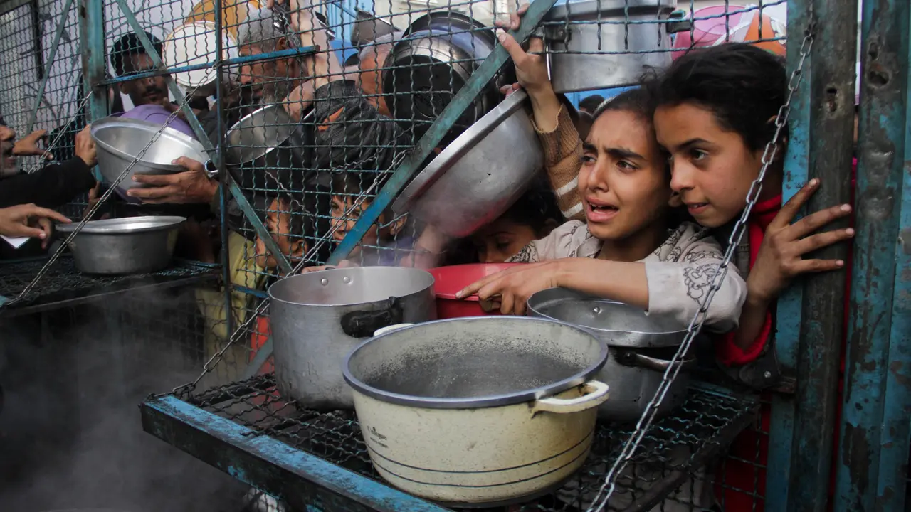 Potret Anak-anak Pengungsi Palestina Antre Pembagian Makanan di Kamp Jabaliya Jalur Gaza