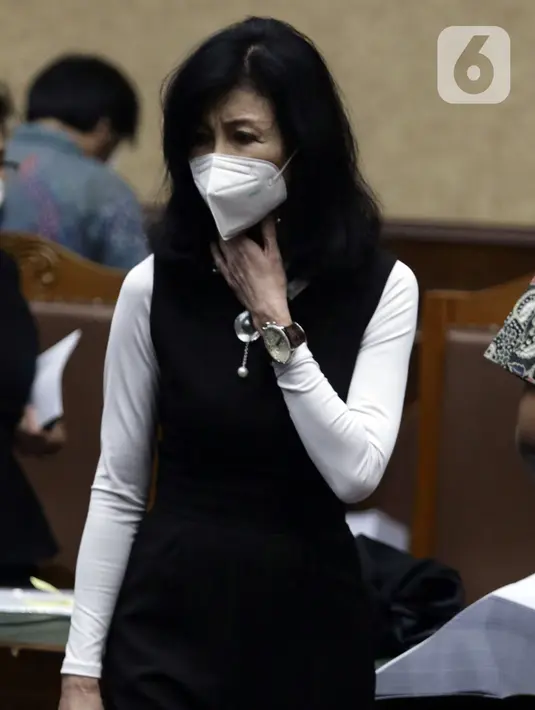 Terdakwa dugaan tindak pidana korupsi pengadaan tanah di Munjul, Jakarta Timur, Anja Runtuwene usai sidang pembacaan tuntutan di Pengadilan Tipikor Jakarta, Kamis (10/2/2022). Anja Runtuwene dituntut pidana penjara selama 5,5 tahun dan denda 500 juta. (Liputan6.com/Helmi Fithriansyah)