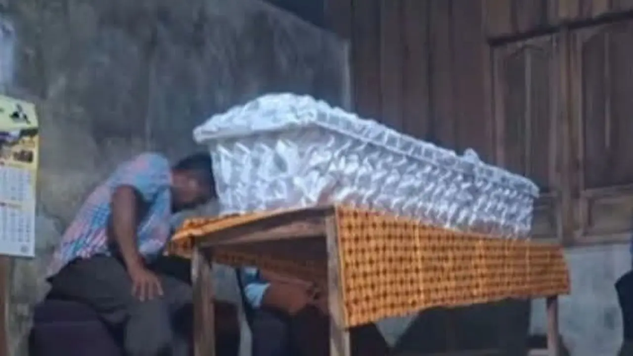Jenazah BRL, siswi kelas V SDN 2 Dawung yang ditemukan tewas mengenaskan di rumahnya. (Liputan6.com/Arief Pramono)