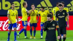 Striker Barcelona, Lionel Messi, tertunduk lesu usai ditaklukkan Cadiz pada laga Liga Spanyol di Stadion Ramon Carranza, Minggu (6/12/2020). Barcelona takluk dengan skor 1-2. (AP/Alvaro Rivero)
